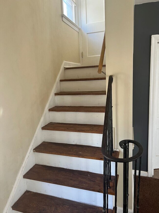 Building Photo - Beautiful Cleveland Heights 4 Bedroom Home...