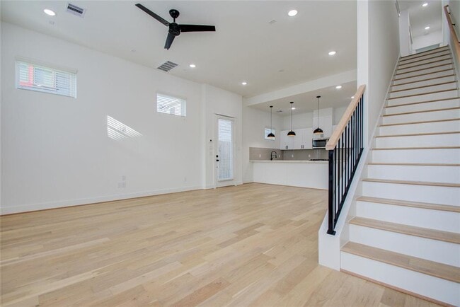 Building Photo - 3206 Live Oak St