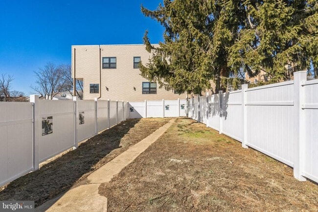Building Photo - 382 Martin St