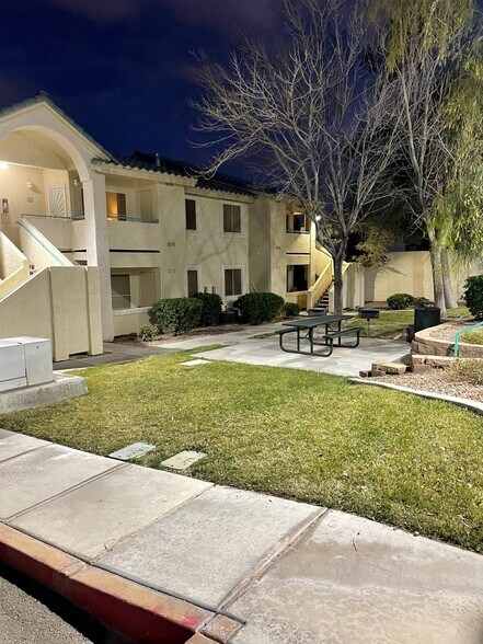 Picnic/BBQ Area - Lindell Harbor Senior Apartments