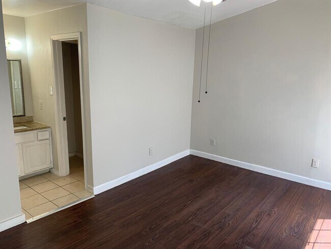 Building Photo - 5114 Bryan St