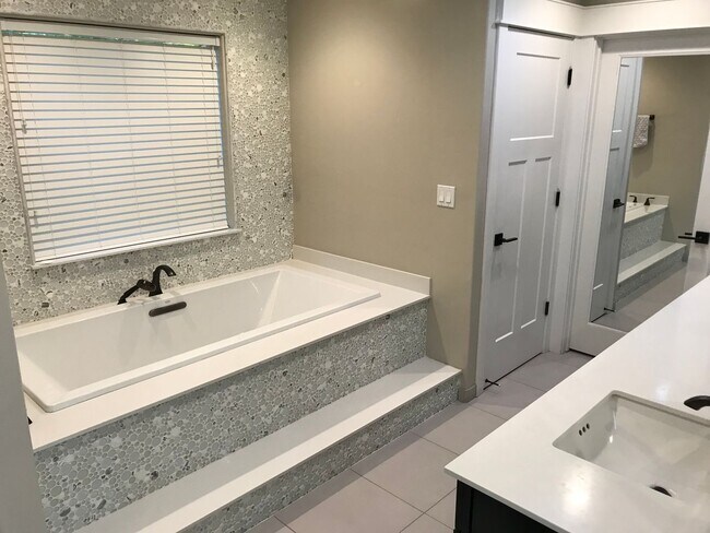 Building Photo - Gorgeous 3 bedroom home available now