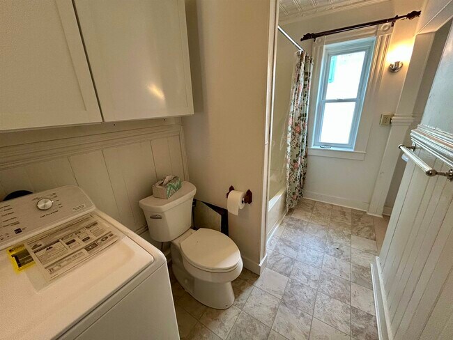 Building Photo - 61 Silver St