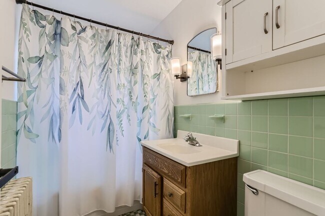 Building Photo - Modern 2 Bed/2 Bath Unit in Minneapolis! Rent: $1695.00 - Available NOW