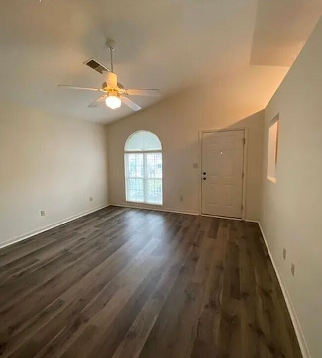 Building Photo - COMING SOON! 3 Bed 2 Bath Single Family Home w/ Garage!