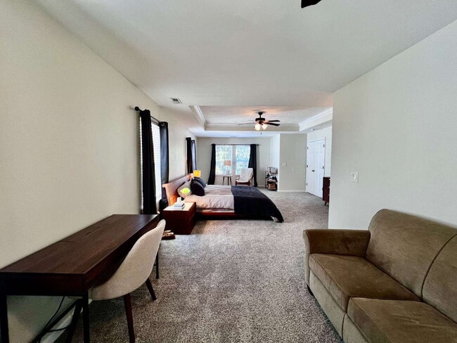 Building Photo - Charming 4 Bedroom home Near Virginia Beach Oceanfront!