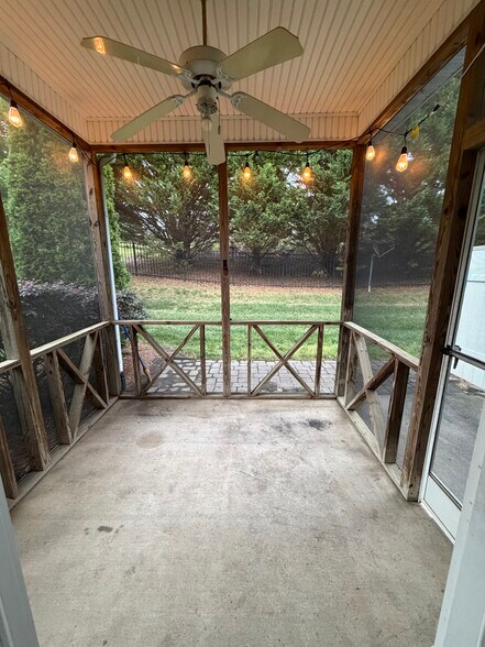 Building Photo - 2320 Madison Green Dr