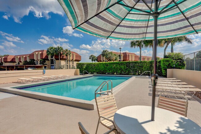 Building Photo - 5390 Woodland Lakes Dr