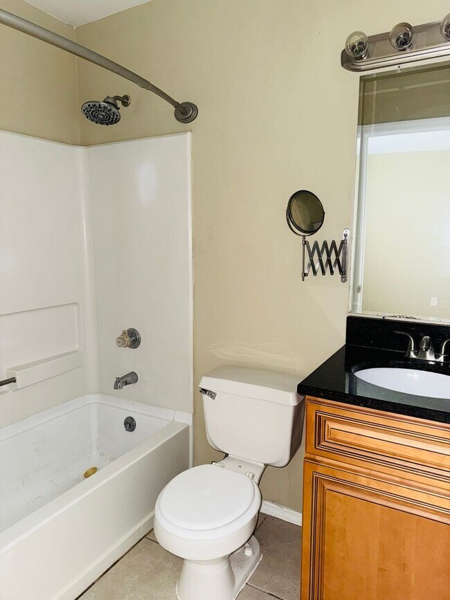 Building Photo - 2 bed 2 bath - 1st floor condo for rent