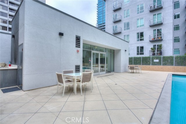 Building Photo - 645 W 9th St