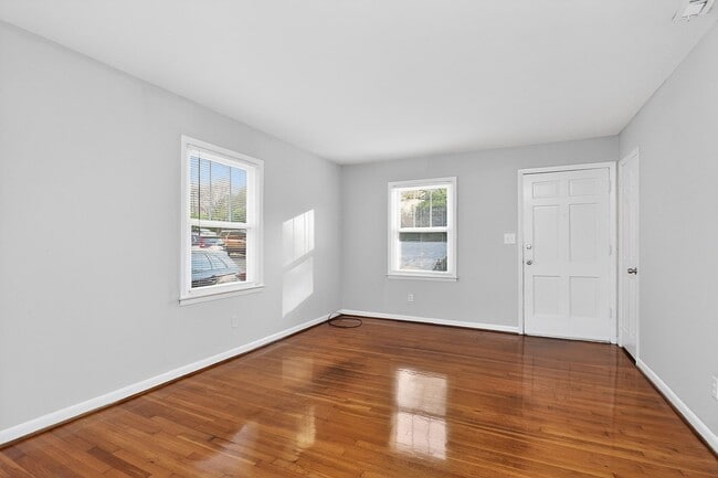 Building Photo - Adorable Two Bedroom Apartment Near Cotswold!