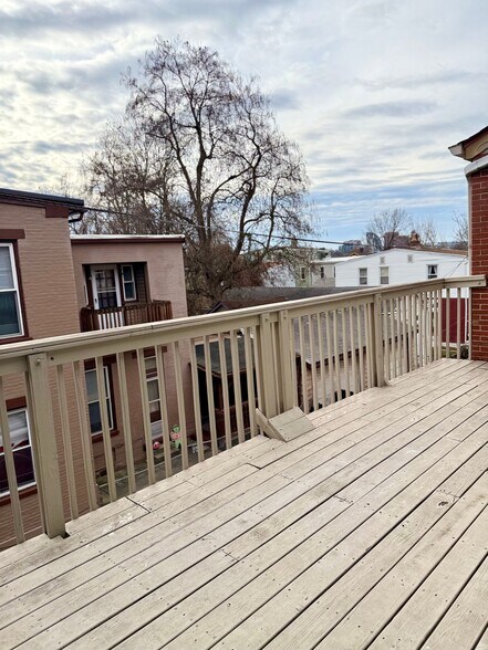 Building Photo - 217 W 11th St