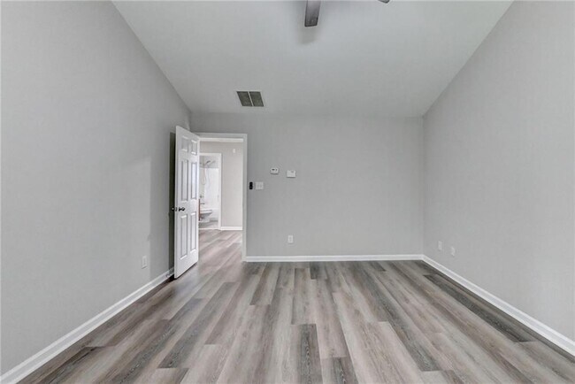 Building Photo - 2208 Staunton Dr NW