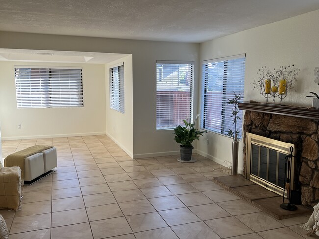 Building Photo - 827 El Paso Ct