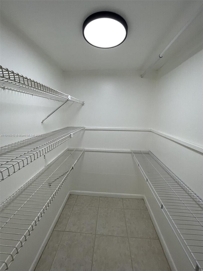 Building Photo - 2652 Riverside Dr