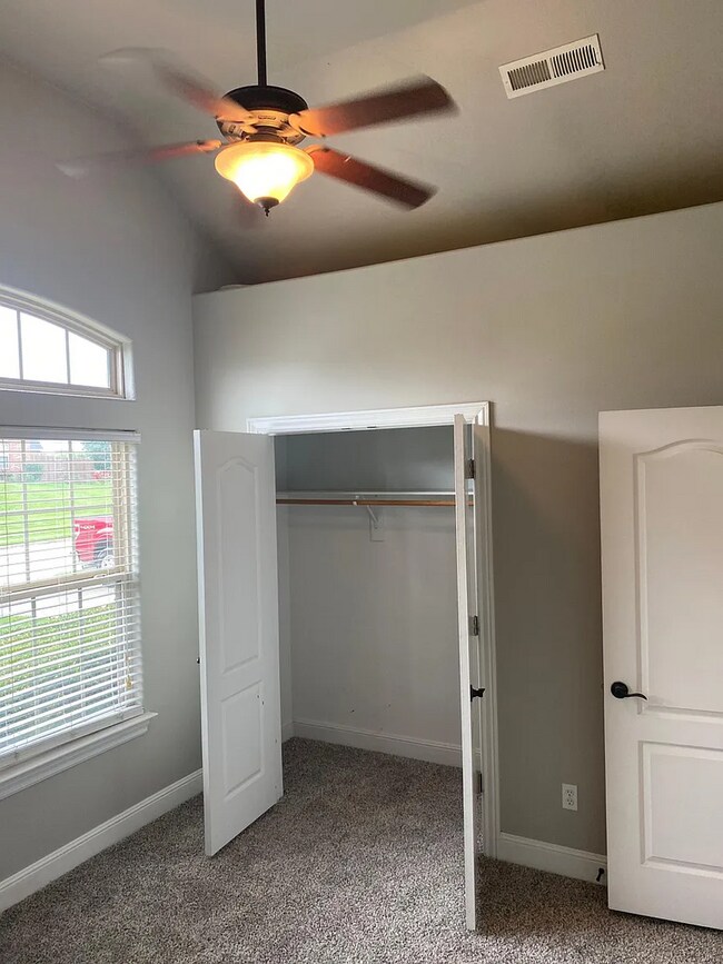 Building Photo - Available August 1st! Recently Updated 3-B...