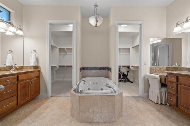 Building Photo - 17109 Northlake Hills Dr