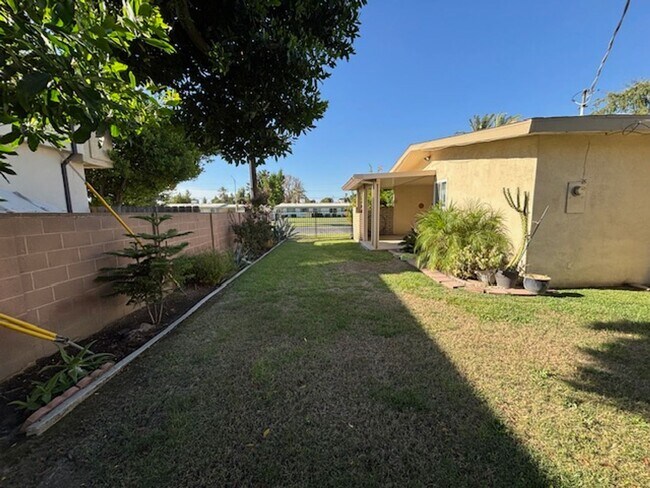 Building Photo - Very Clean Condo in Kern City!  2 Bedrooms...