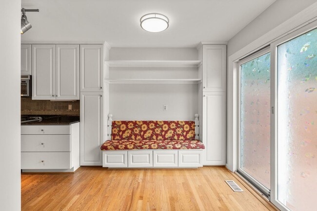 Building Photo - 3 Bed 2 Full Bath/2 Half Bath - Rockville Townhouse - Move In Ready