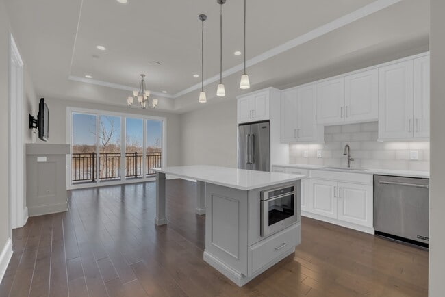 Primary Photo - 1024 Club View Dr