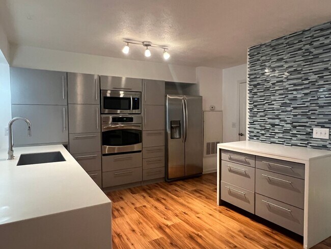 Building Photo - CONVIENT... TOWNHOME 2 BEDROOM 2.5 BATH