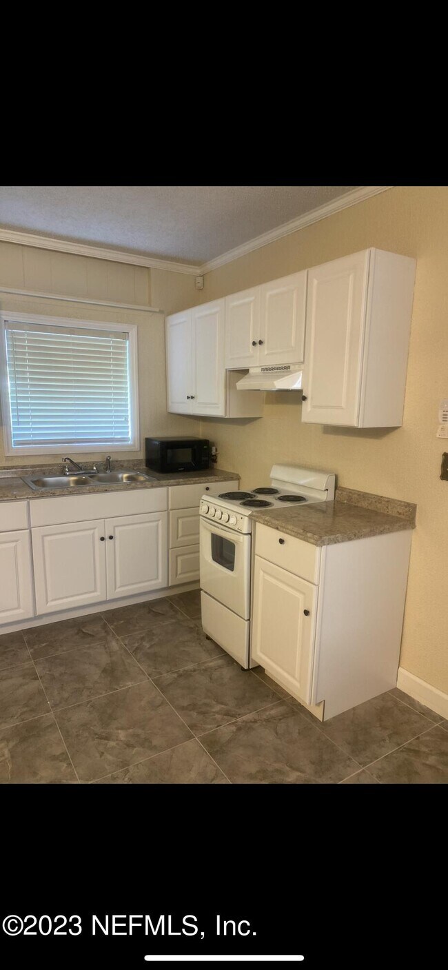 Building Photo - 5557 Floral Ave