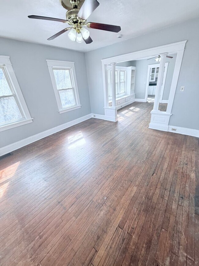 Building Photo - 1114 E 64th St