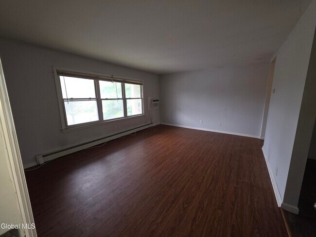 Building Photo - 15 Ashdown Rd