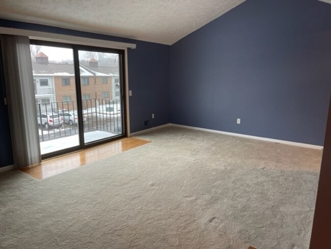 Building Photo - 2 Bedroom Condo - 1.5 Baths, Community Pool, Central AC