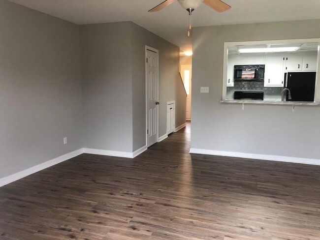 Building Photo - Great Oakwood location - 2 bedroom