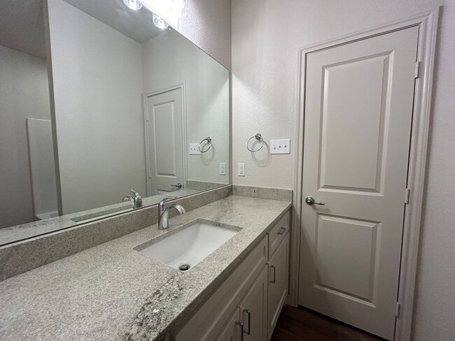 Building Photo - Luxury Townhome in Abbey Glen Community!