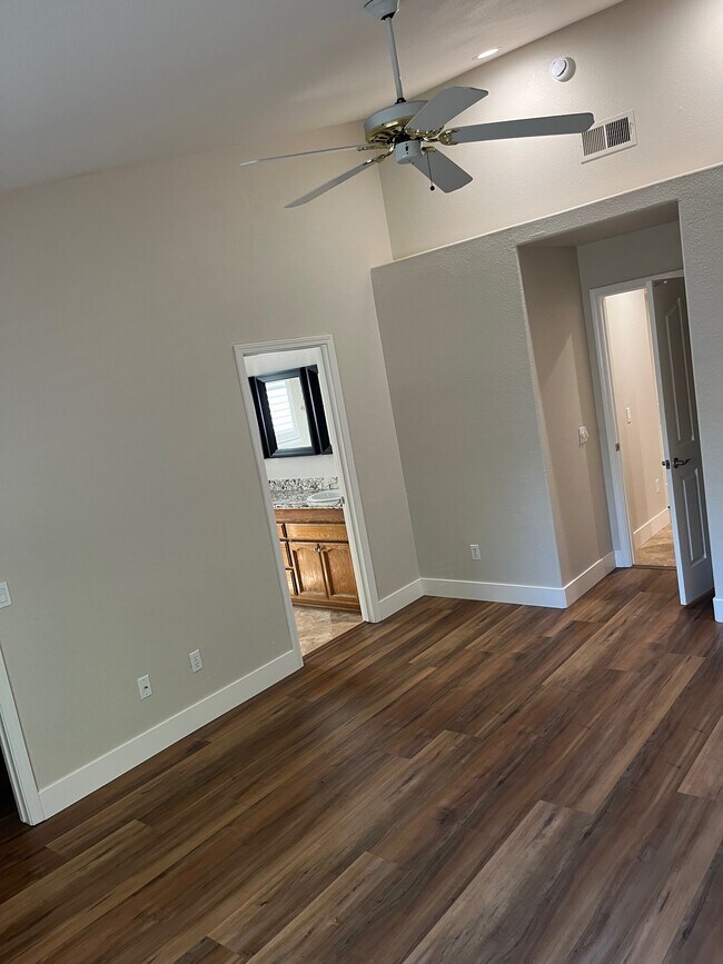 Building Photo - 3367 Chapelle Dr