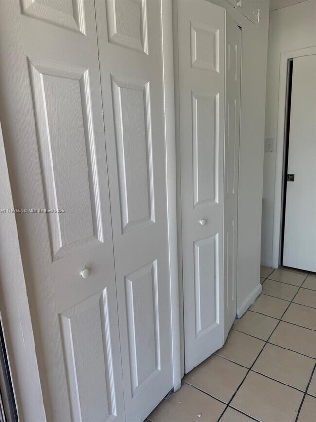 Building Photo - 870 SW 129th Pl