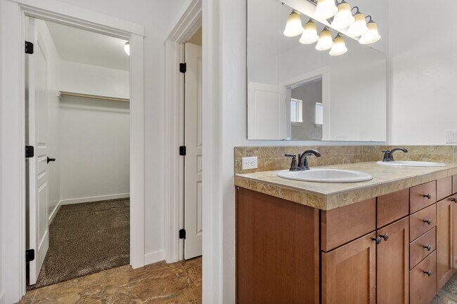 Building Photo - 10102 W Brownstone Dr