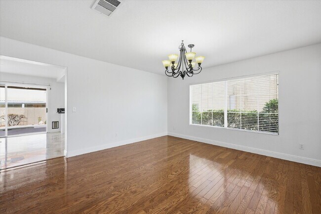 Building Photo - Exquisite 5-bed, 3-bath home w/ spacious 3-car garage offers luxurious living & effortless entert...