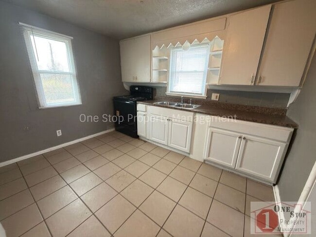 Building Photo - 4 Bedroom/ 1.5 Bathrooms in Kansas City!