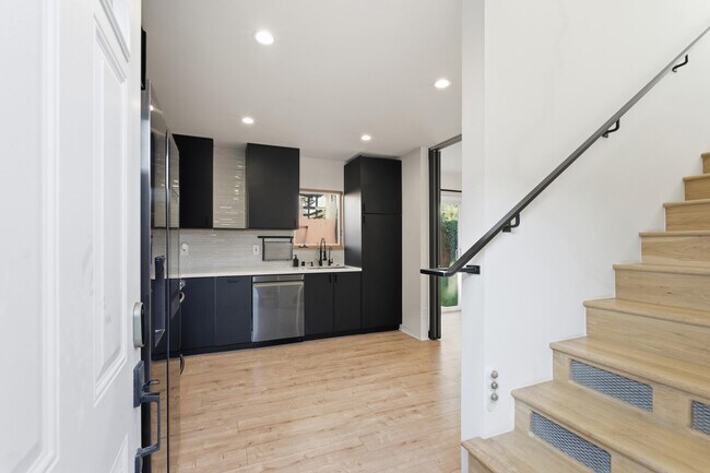 Building Photo - 820 46th St