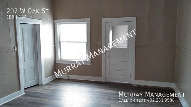 Building Photo - 207 W Oak St