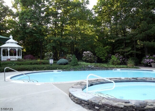 Building Photo - 2 Richmond Rd