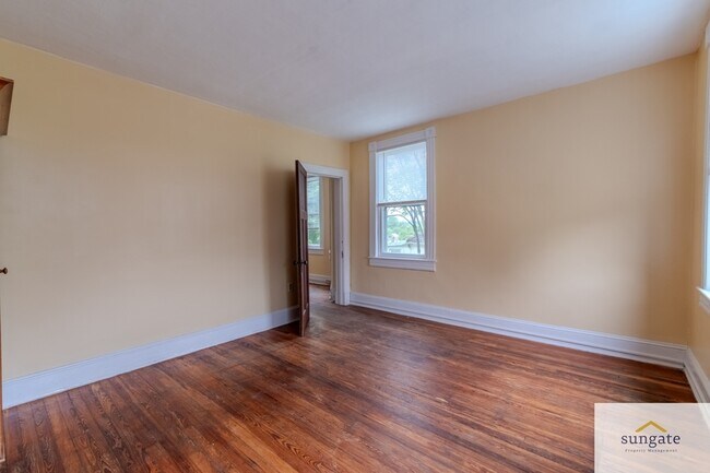 Building Photo - 2900 E Strathmore Ave