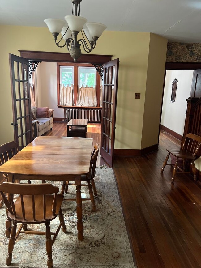 Building Photo - Historic 3 bedroom 1.5 bath home!