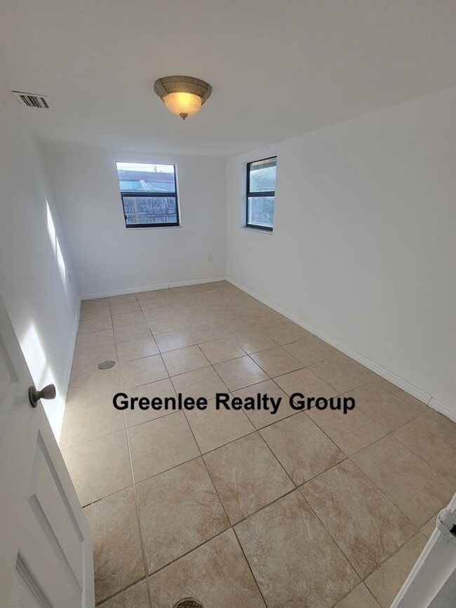 Building Photo - Spacious 3BR with bonus room and fenced yard just minutes from Tarpon Springs