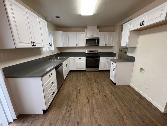 Building Photo - Newly remodeled Home Available Now!