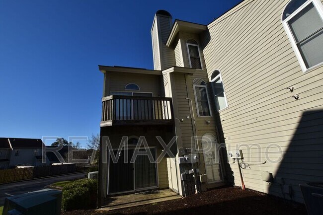 Building Photo - 525 E Lake Cir