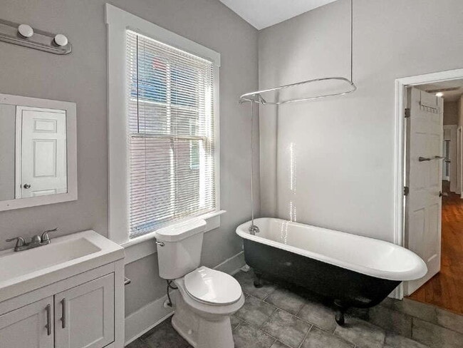 Building Photo - 1012 E Park Ave