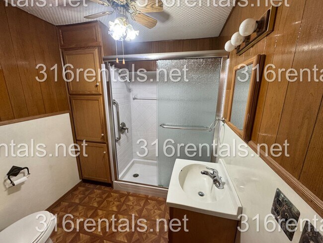 Building Photo - $825 - 2 bed 1 bath - Single Family Home