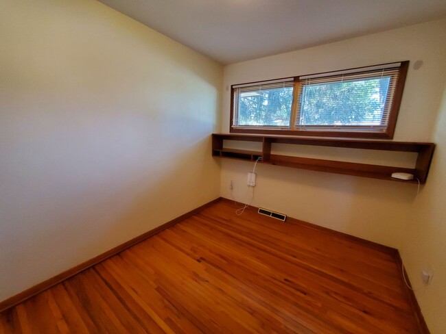 Building Photo - FOR RENT- Crestline Ave- Gorgeous Home in ...