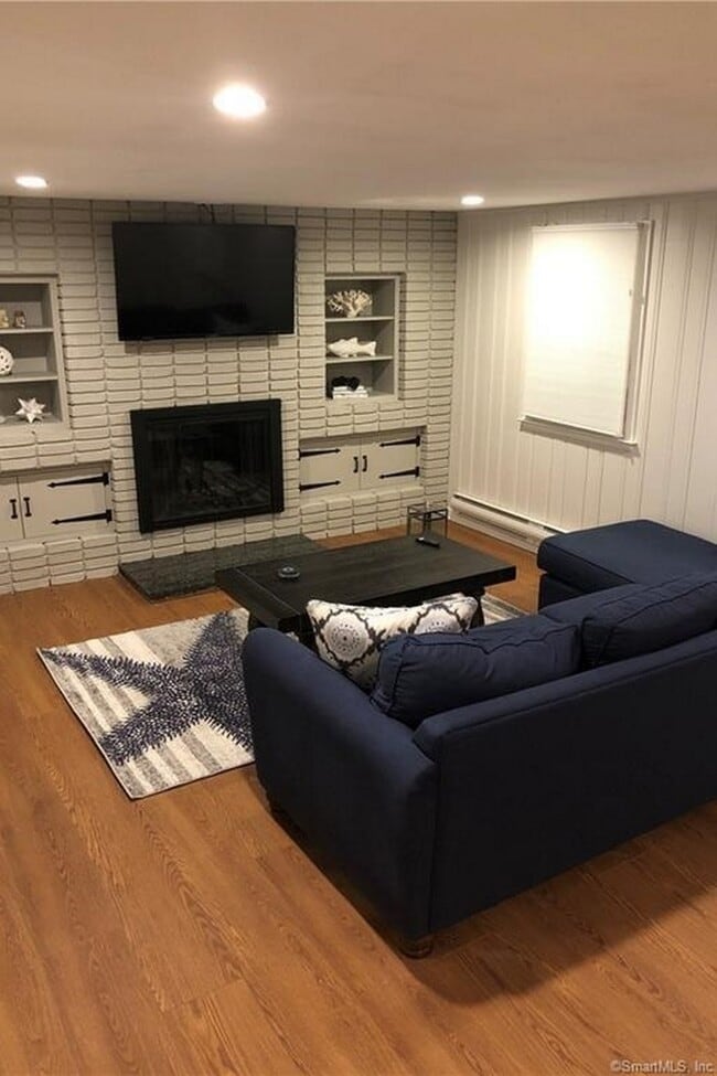 Building Photo - 5 Meriden Rd