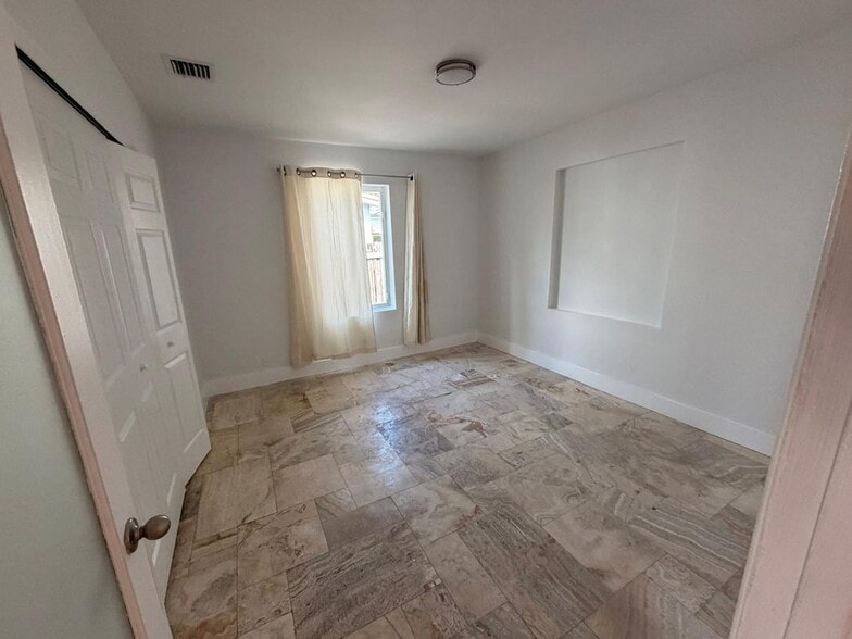 Building Photo - 1618 NE 33rd St