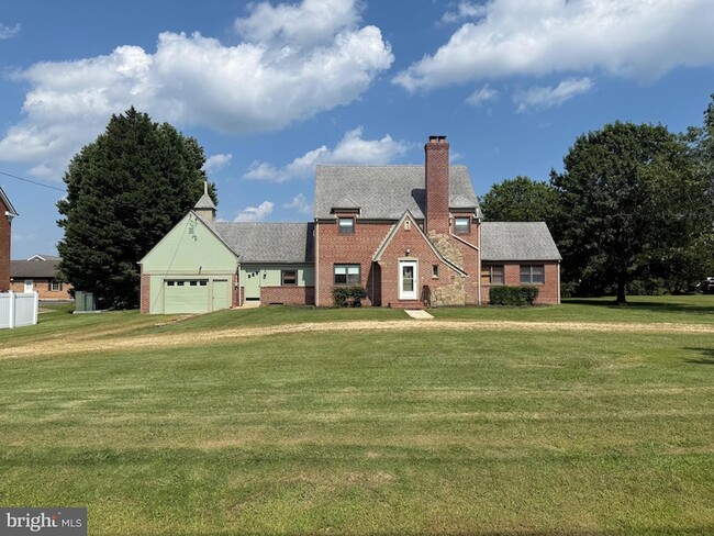 Building Photo - 112 St Marys Ave